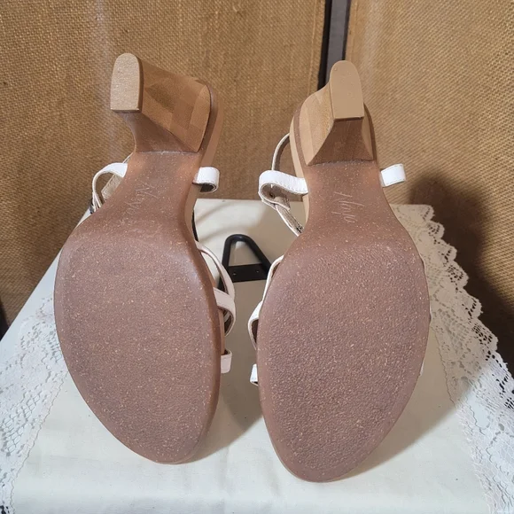 NAYA White Leather Sandals with Flower Detail and Block Heel Size 8.5 - Picture 7 of 7